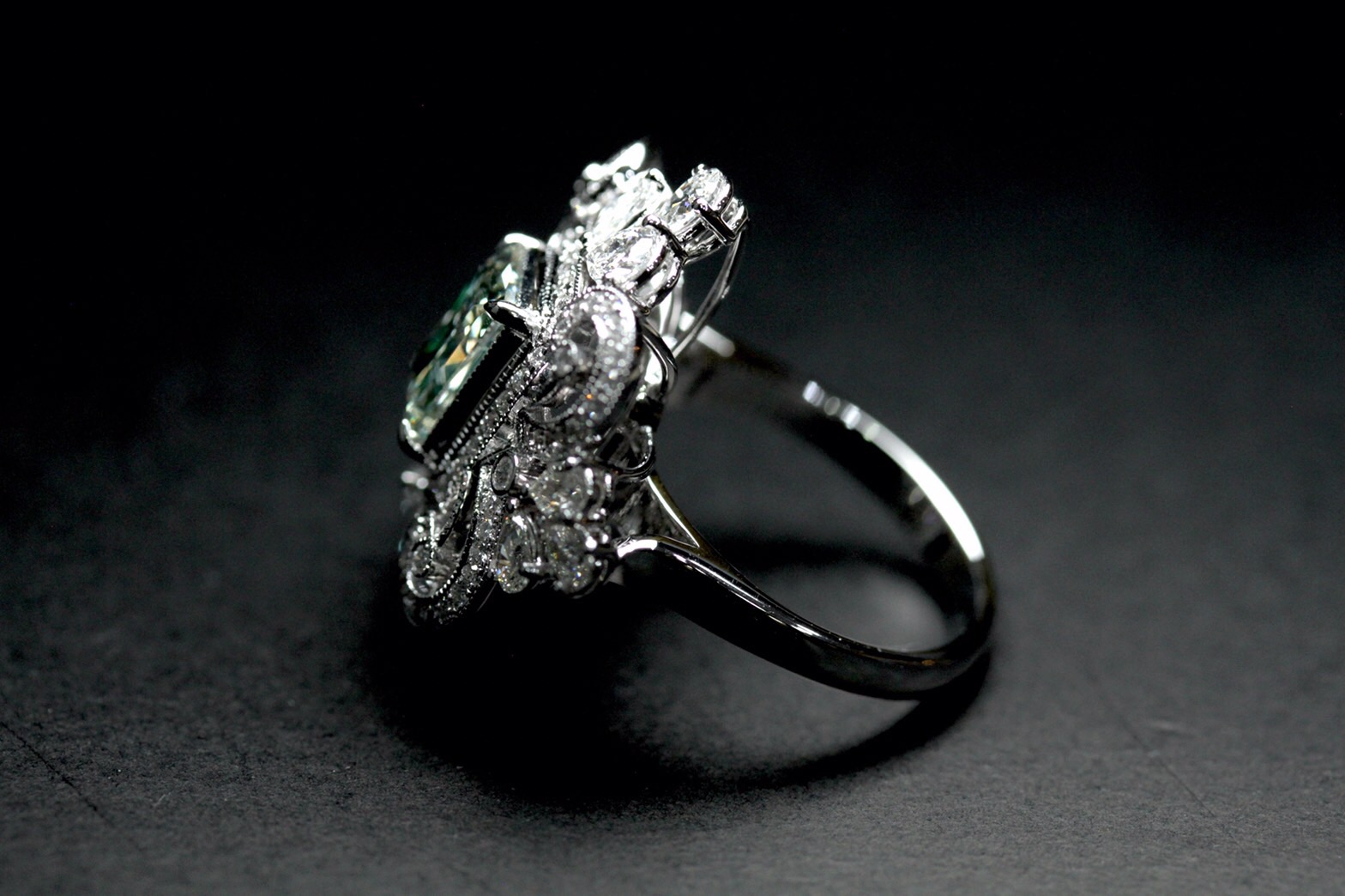 แหวนเพชร Radiant 2.01 ct สี Light Green- yellow เพชรสะอาด SI1 เซอร์ GIA